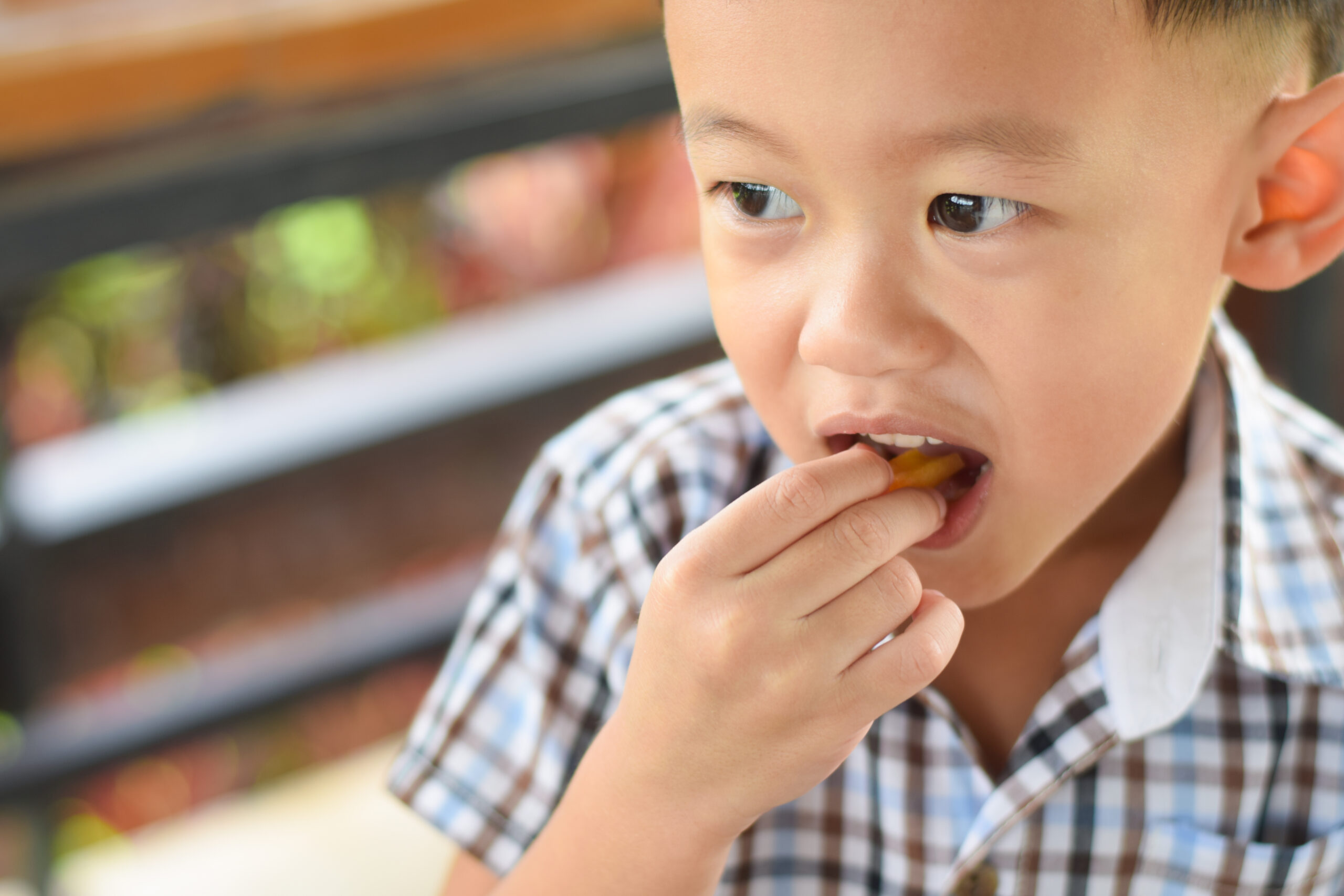 child putting food in his mouth