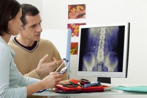 doctor and patient discussing kidney scan