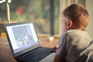 Screen Time Linked to Lower Psychological Health in Children and Adolescents