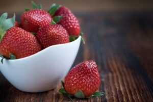 Strawberry and Cranberry Polyphenols Improve Insulin Sensitivity in Overweight and Obese Adults